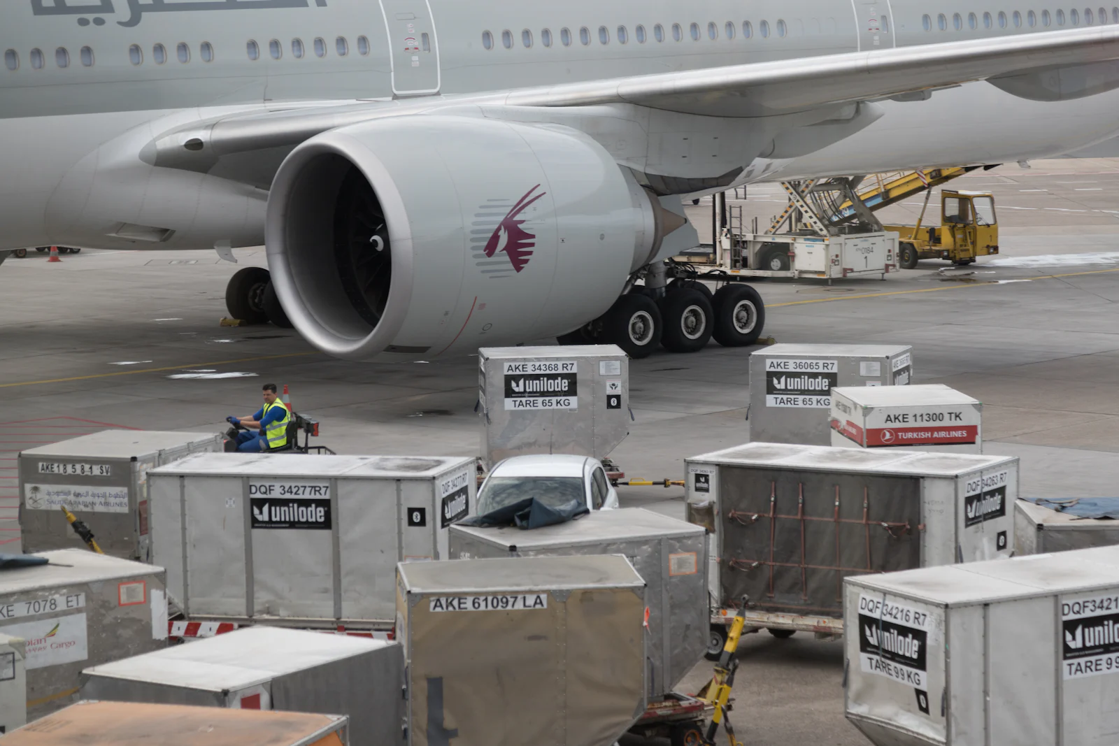 Conteneurs de fret chargés dans un avion sur le tarmac