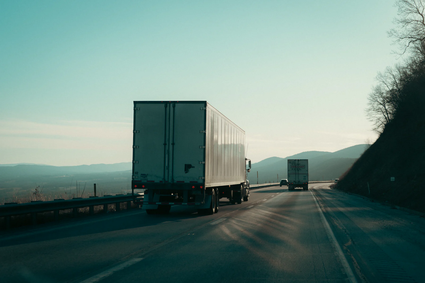 Camions de transport roulant sur une route