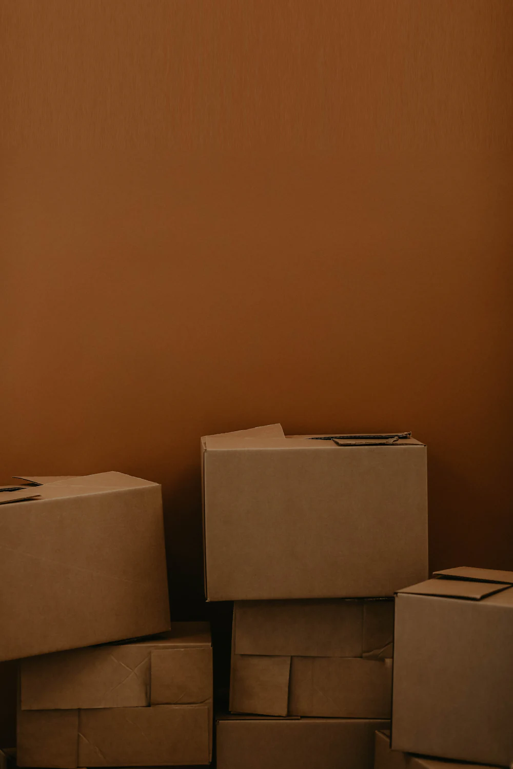 Cartons d'expédition empilés