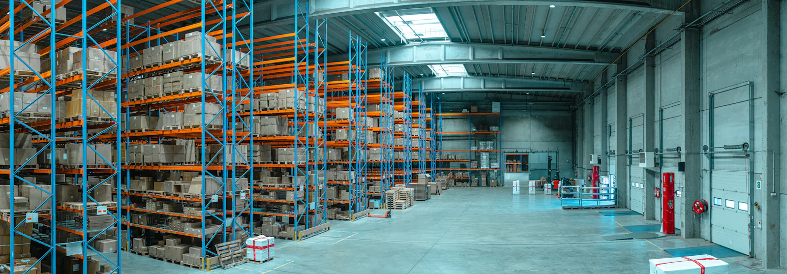 Grand entrepôt logistique avec rayonnages de colis