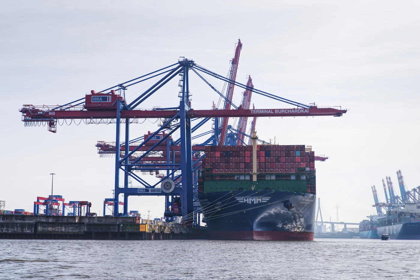 Grue portuaire chargeant un porte-conteneurs